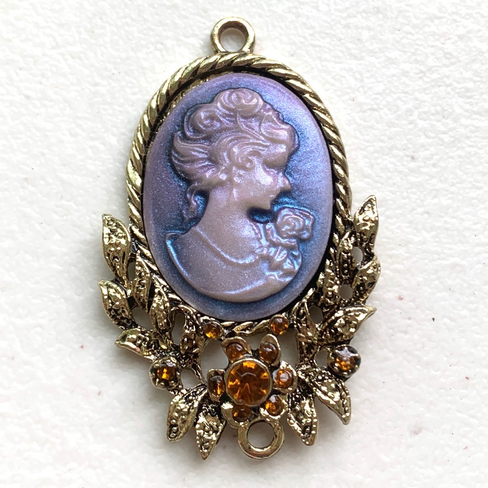 NWOT Portrait of a Lady Pendant